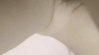 业余少女被她的黑人女友舔和手指插入她的阴道
