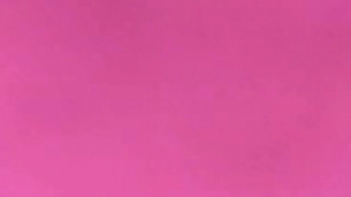 皮肤白皙非主流带着鼻环漂亮妹子口道具下面放着按摩棒自摸