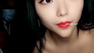 业余少女的阴道在多次高潮中被牛奶填满