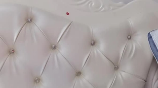 以为马桶坏掉狂漏水～一看原来是敌卡农门混血妹子看A片摸摸潮吹了！