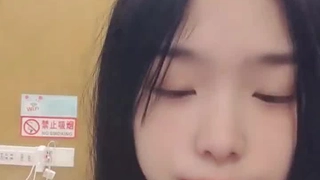白嫩大奶美女公寓賣力吮吸深喉,被男友狂肏得騷穴紅腫