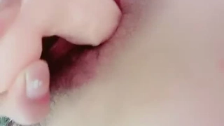 年轻的业余爱好者接受一根大鸡巴,让她的脸被精液覆盖