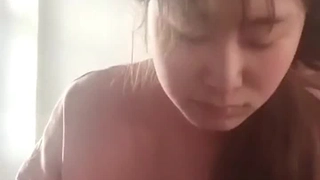 在这个几乎不合法的视频中与一群年轻女孩进行粗暴的性爱