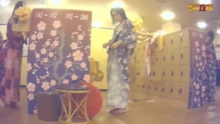 青少年情侣在宿舍房间里享受激情性爱