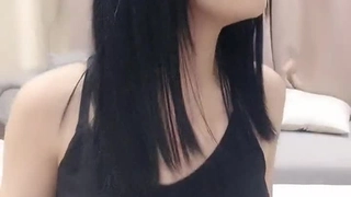 女神级豪乳性感美女和朋友吃过饭到KTV唱歌摇骰子输了喝的迷迷糊糊