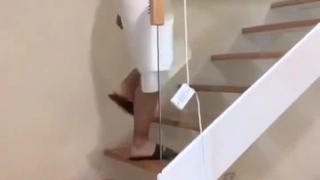 深色头发的宝贝被手指插入屁股,并在她的阴道里接受射精