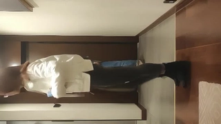 大胸部的业余亚洲女孩给她的男友POV口交