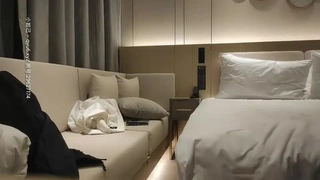 長相清純的瘦小的妹子，剃了白虎，掰穴自慰，再和紋身男友啪啪做愛，傳教士，女上位操的心花怒放