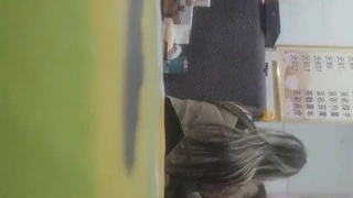 “要是碰到同道就尴尬了 口活太爽了”小情侣找刺激晚上来到荒郊野外打野炮妹子先撒泡尿再吃肉棒啪啪